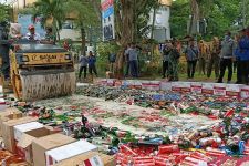 1.901 Botol Minol Dimusnahkan Satpol PP Kota Depok - JPNN.com Jabar