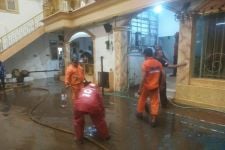 Banjir Melanda, 4 Jenazah di Pemakaman Jember Kintir - JPNN.com Jatim