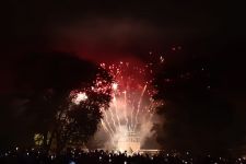Pesta Kembang Api di Gedung Sate Sambut Tahun 2023 - JPNN.com Jabar