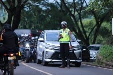 Jembatan Cikereteg Bogor Kembali Amblas, Truk Besar Dilarang Melintas - JPNN.com Jabar