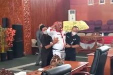 Rapat Paripurna Perdana DPRD Kota Depok di 2023 Diwarnai Kericuhan - JPNN.com Jabar