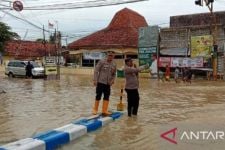 Antisipasi Arus Pendek, Aliran Listrik Dimatikan di Area Terendam Banjir Sampang - JPNN.com Jatim