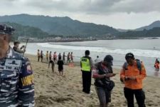 Sempat Terkendala Cuaca, Pencarian Remaja Terseret Ombak Pantai Prigi Diperluas - JPNN.com Jatim