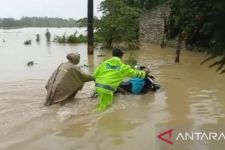 Bangkalan Banjir Lagi, Lalu Lintas Kendaraan di Blega Macet - JPNN.com Jatim