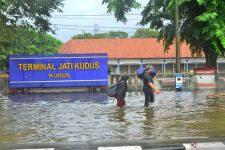Banjir, Terminal Induk Jati Kudus Lumpuh, Puluhan Bus Tak Bisa Masuk - JPNN.com Jateng