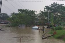 Detik-detik Banjir Bandang di Perum Dinar Indah Semarang, Warga Terjebak, Mobil Terendam - JPNN.com Jateng