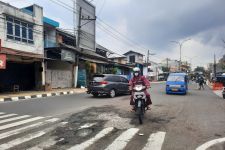 Belum Genap Sebulan Diperbaiki, Jalan Kartini Hingga GDC Depok Rusak Lagi - JPNN.com Jabar