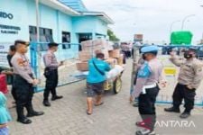 Terlantar Akibat Cuaca Buruk, Ratusan Penumpang Kapal di Sumenep Akhirnya Bernapas Lega - JPNN.com Jatim