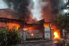 Sabtu Sore, Kebakaran Melanda Gudang Tiner di Semarang, Ada Bunyi Ledakan, Ngeri! - JPNN.com Jateng