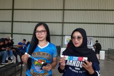 Bobotoh Wanita Ikut Ramaikan Penukaran Tiket Pertandingan Persib vs Persija - JPNN.com Jabar