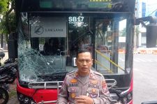 Berhenti Mendadak, Suroboyo Bus Tabrak Mobil di Basuki Rahmat - JPNN.com Jatim