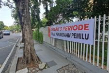 Spanduk Penolakan Jabatan Presiden 3 Periode Bertebaran di Surabaya - JPNN.com Jatim