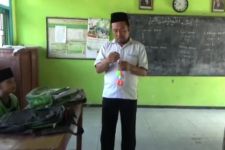 Dinilai Berbahaya, Guru Madrasah di Jombang Razia Mainan Lato-Lato Siswa - JPNN.com Jatim