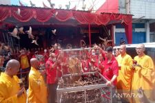 Rayakan Imlek, Wihara Avalokitesvara Lakukan Tradisi Lepas Burung - JPNN.com Banten