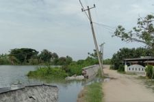 Tepat Satu Tahun Dibangun Tanggul Sungai Citarum di Bekasi Jebol - JPNN.com Jabar
