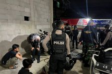 2 Pelaku Tawuran Diringkus Polisi Beserta 12 Celurit Sebagai Barang Bukti - JPNN.com Jabar