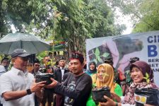 Datang ke Kota Depok, Moeldoko Bagikan Puluhan Ribu Bibit Cabai Untuk Warga - JPNN.com Jabar