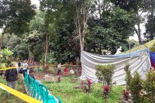 Tim Puslabfor Polri Tiba di Makam Halimah Korban Wowon Cs di Bandung Barat - JPNN.com Jabar