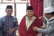 Lihat Prabowo Subianto Sampai Dipakaikan Ulos saat Berkunjung di Salah Satu Pesantren di Sumut Ini - JPNN.com Sumut