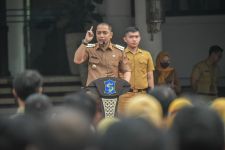 Nomor Telepon Kasi sampai Kepala Dinas Surabaya Bakal Dipublikasikan Demi Cegah Pungli - JPNN.com Jatim