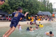 Liburan Akhir Pekan ke Pantai Mutun - JPNN.com Lampung