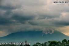 Gunung Merapi Meluncurkan 60 Kali Awan Panas Guguran - JPNN.com Jogja