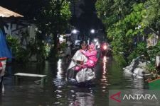 Petemon Banjir, 2 Tim Pemadam Kebakaran Surabaya Dikerahkan - JPNN.com Jatim