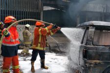 Mobil Pengangkut Jerigen BBM di Bandung Terbakar - JPNN.com Jabar