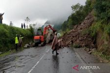 Evakuasi Longsoran di Karanganyar Dihentikan, Kondisi Masih Berbahaya - JPNN.com Jateng