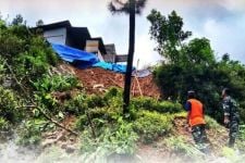 Jalan Nasional Trenggalek-Ponorogo Longsor, Awas Hujan Lebat, Lur! - JPNN.com Jatim
