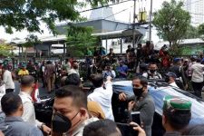 Demi Lihat Jokowi, Warga Surabaya Nekat Naik Pembatas Jalan, Tuh Lihat - JPNN.com Jatim