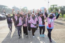 Ratusan Warga Bandung Antusias Ikuti Jalan Sehat di Gor Arcamanik - JPNN.com Jabar