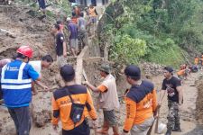 Tebing Setinggi 30 Meter di Kudus Longsor, Akses ke Desa Rahtawu Tertutup - JPNN.com Jateng