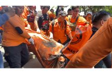 Polisi Selidiki Penyebab Petugas Sekuriti Terseret Arus di Pintu Air Jagir Wonokromo - JPNN.com Jatim