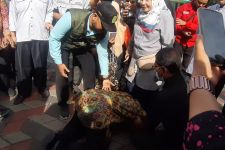 Dramatis, Begini Detik-Detik Mensos Risma Sujud di Kaki Pengajar SLBN Wyataguna Bandung - JPNN.com Jabar