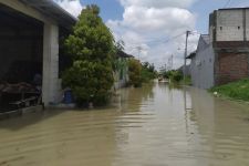 Tanggul Jebol, 3 Kecamatan di Gresik Banjir, Warga Mengeluh Evakuasi Lambat - JPNN.com Jatim