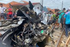 Mobil Dihantam Kereta Api di Semarang, Remuk, Dua Orang Tewas - JPNN.com Jateng