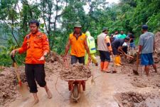 Bencana Longsor Melanda Tiga Desa di Kudus, BPBD Masih Berjibaku - JPNN.com Jateng