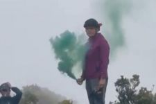 Video Pendaki Gunung Pangrango Menyalakan Bom Asap Viral di Media Sosial, Begini Kata Pengelola - JPNN.com Jabar