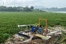 Upaya Membersihkan Sungai Citarum Menggunakan Alat Trash Boom - JPNN.com Jabar