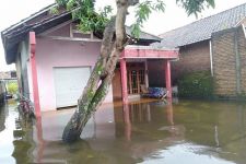 Hujan Deras, Tanggul Sungai Piji dan Dawe di Kudus Jebol, Ratusan Rumah Terendam Banjir - JPNN.com Jateng