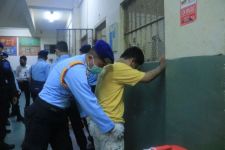Narapidana di Lapas Pemuda Madiun Ketahuan Menyimpan Sajam dan Barang Terlarang - JPNN.com Jatim