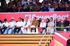 Presiden Jokowi Rasakan Keseruan F1 Powerboat Bersama Puluhan Ribu Masyarakat  - JPNN.com Sumut