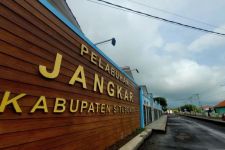 Tak Mau Ambil Risiko, Feri Tujuan Madura Tertahan di Pelabuhan Jangkar Situbondo - JPNN.com Jatim