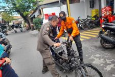 Timbul Percikan Api, Satu Sepeda Motor Hangus Terbakar - JPNN.com Jatim