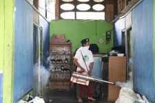 Cegah Santri Terkena DBD, Kiai Muda Jatim Fogging Pesantren di Malang - JPNN.com Jatim