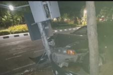 Mabuk Saat Menyetir, Pemuda Surabaya Kecelakaan, Tiang PJU Jadi Lawan - JPNN.com Jatim