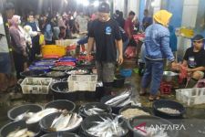 Meski Cuaca Ekstrem, Stok Ikan Laut di Balekambang Solo Masih Aman - JPNN.com Jateng