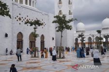 Pengunjung Masjid Sheikh Zayed Solo Membeludak, Gibran Minta Tambahan Petugas - JPNN.com Jateng