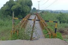 Terkikis Aliran Sungai Jembatan Citamiang Purwakarta Amblas - JPNN.com Jabar